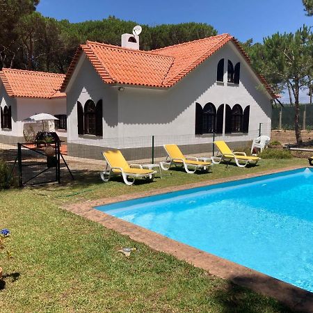 Moradia No Pinhal Com Piscina - Espaco E Privacidade Para As Suas Ferias! Sintra Luaran gambar
